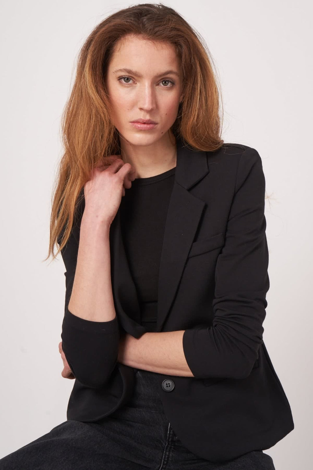 Front view of fitted blazer Repeat Cashmere in light grey with white buttons for women - Valérie Simon