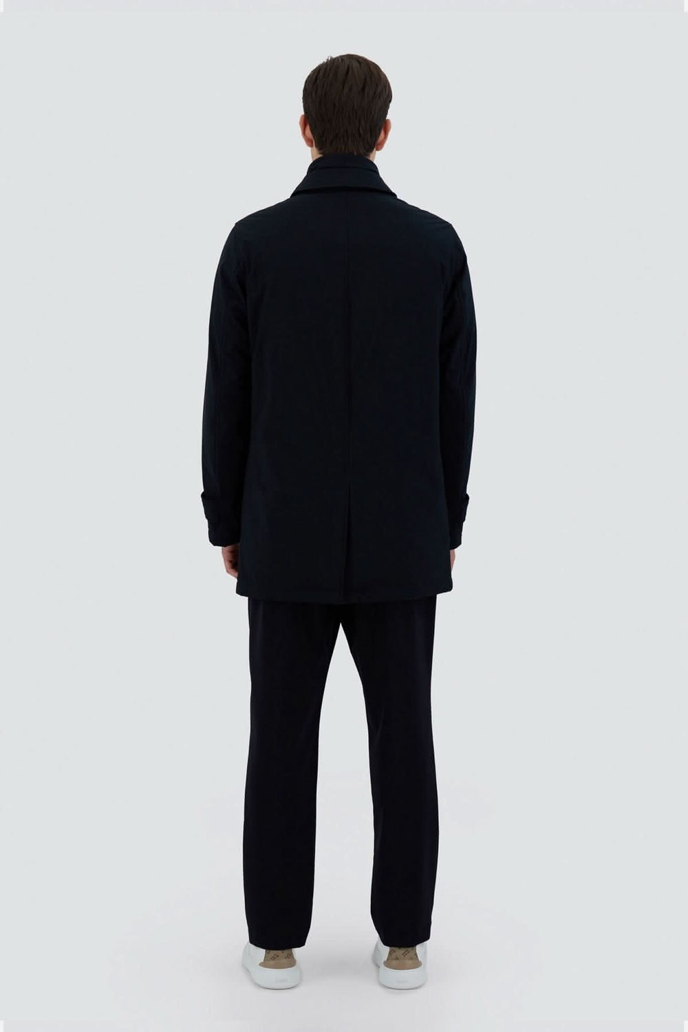 Vue arrière du Trench coat style washington montrant la silhouette classique et la texture résistante, idéal pour la ville et activités de plein air.