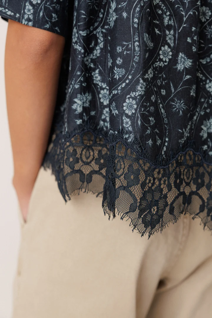 Blouse imprimée à finition en dentelle