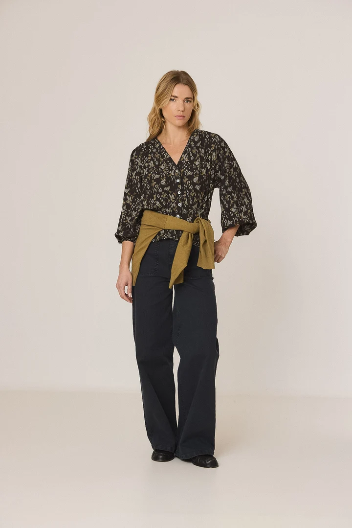 Blouse fleurie à encolure en V