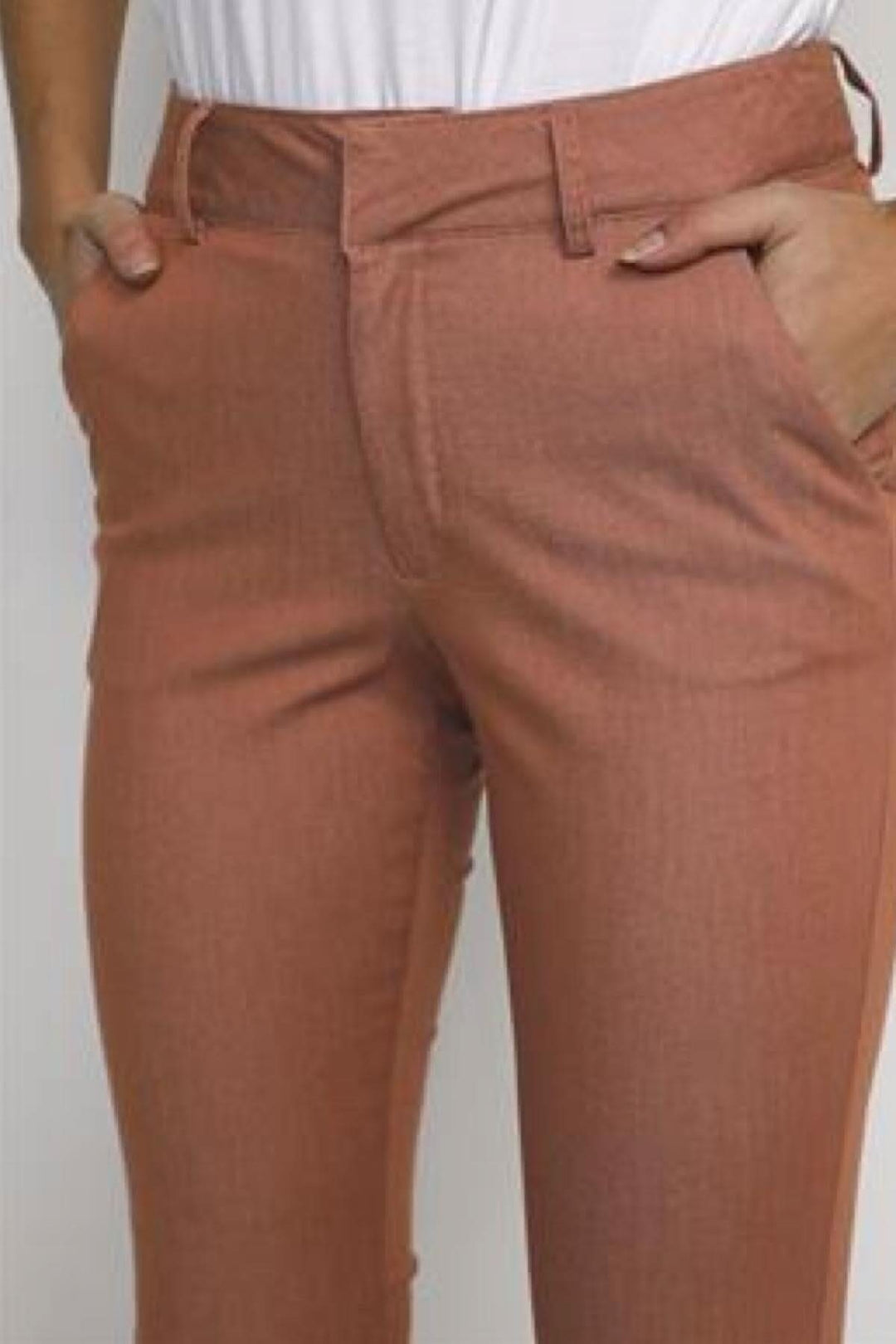 Pantalon chino en couleur terre cuite, idéal pour l&