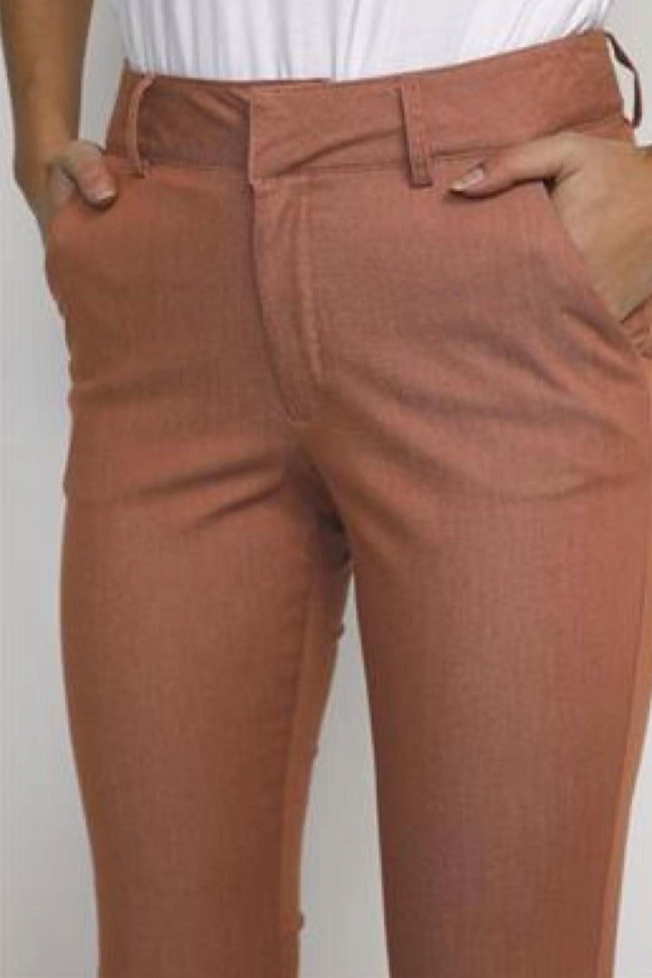 Pantalon chino en couleur terre cuite, idéal pour l&
