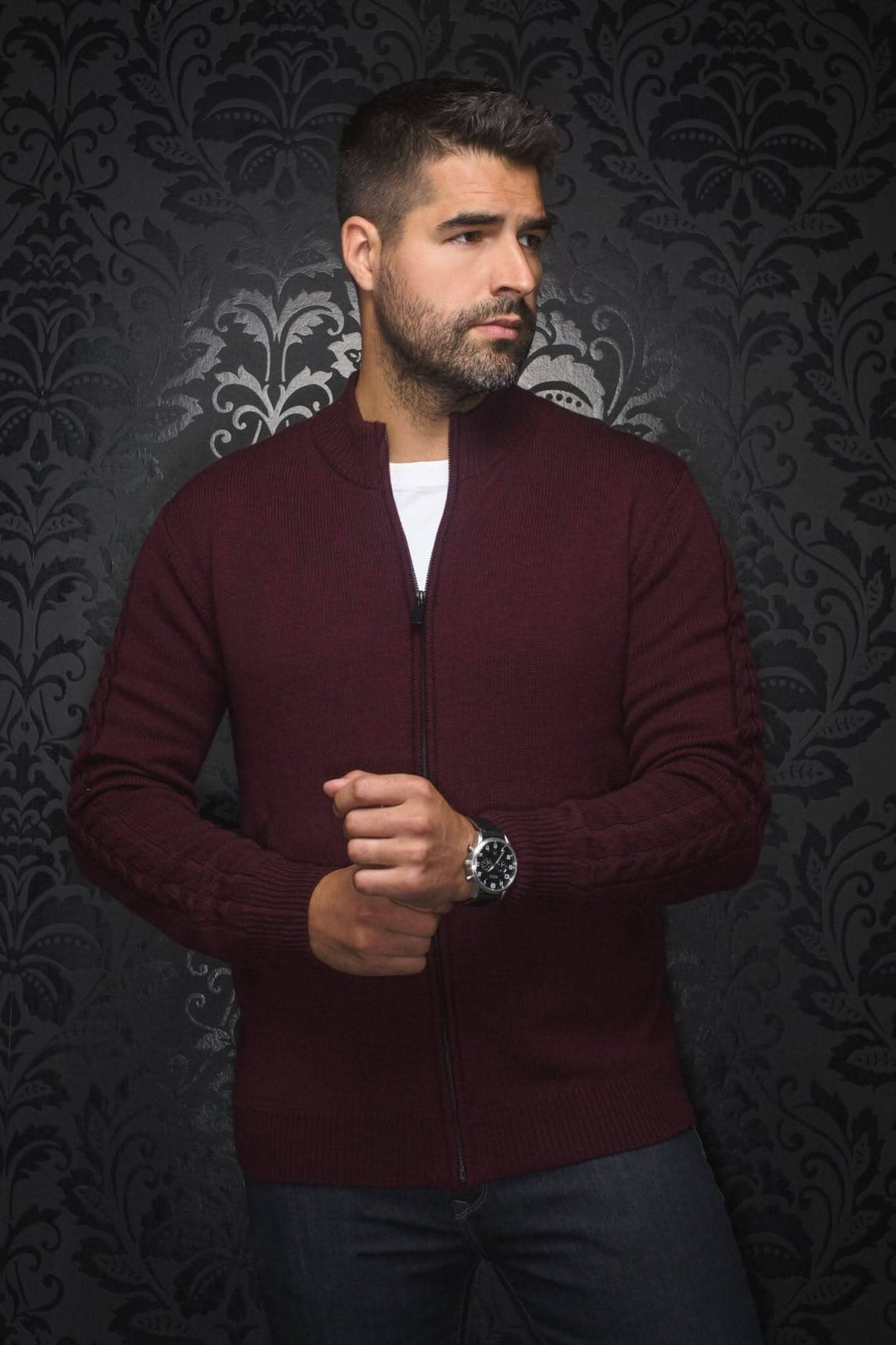 Homme portant un chandail bourgogne avec zip en laine mérinos, élégant et confortable.