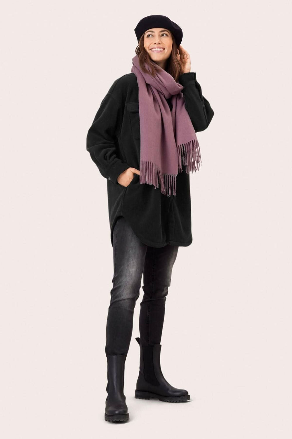 Foulard Anna en laine porté avec une tenue décontractée, ajoutant une touche de couleur chaude.