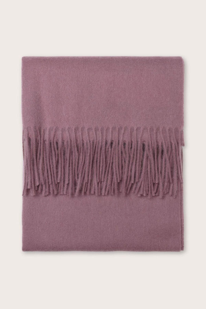 Foulard Anna en laine, couleur rose, avec franges, doux et chaud pour ajouter une touche de couleur à votre tenue.