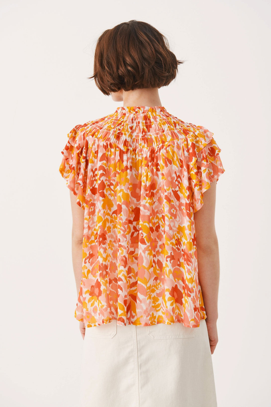 Blouse fleurie Sinna avec manches courtes volantes, imprimé coloré, vue arrière, en viscose 100%.