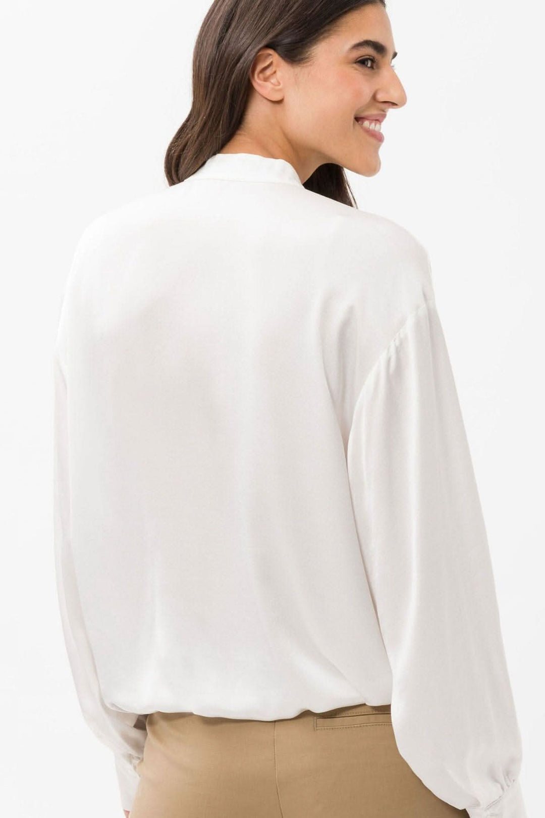 Vue arrière de la blouse soyeuse Viv, à manches bouffantes et col montant, coloris blanc, en viscose confortable.
