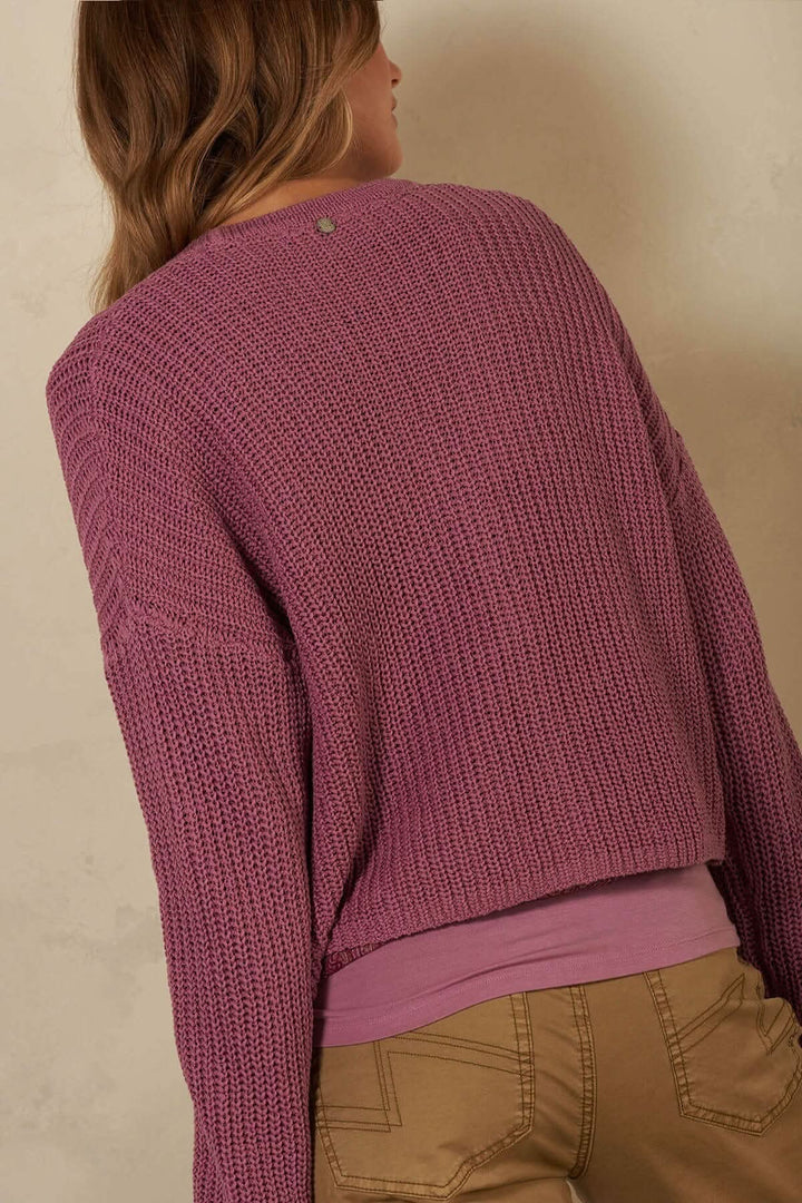 Cardigan à mailles en coton organique, manches longues, style décontracté en couleur rose. Idéal pour un look confortable.