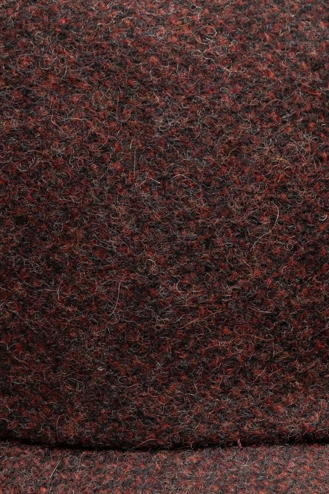Texte de flanelle marron et rouge, fabriqué pour une casquette de baseball élégante.