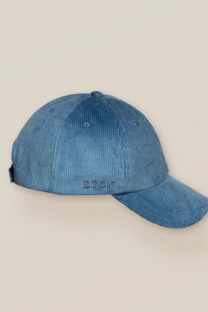Casquette baseball en velours côtelé bleu "teal" avec boucle réglable et logo Eton, fabriquée en Italie.
