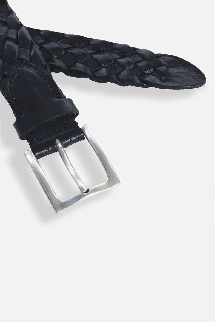 Ceinture tressée en cuir noir avec boucle en nickel, aspect élégant et sophistiqué.