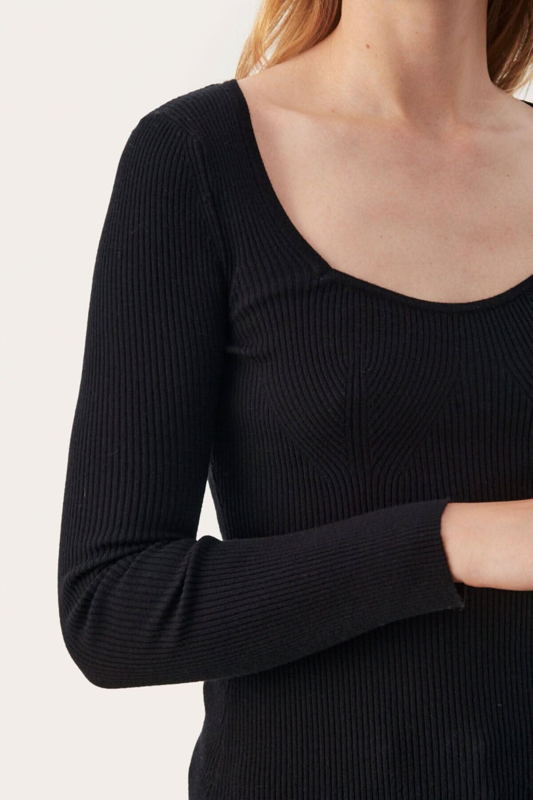 Pull Caylee noir à encolure profonde et manches longues, en tricot côtelé, confortable et élégant.