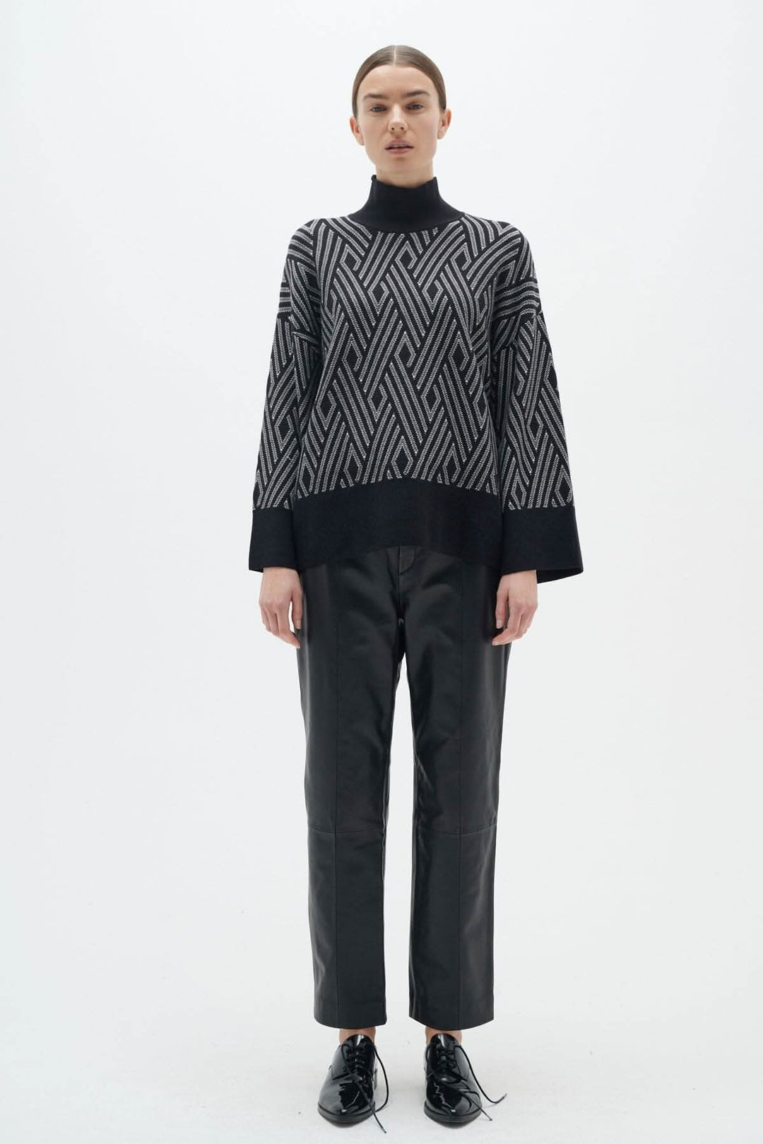 Chandail Gittel ample en bas, ajusté en haut, col montant, manches longues, modèle 30108915. Style chic et confortable.