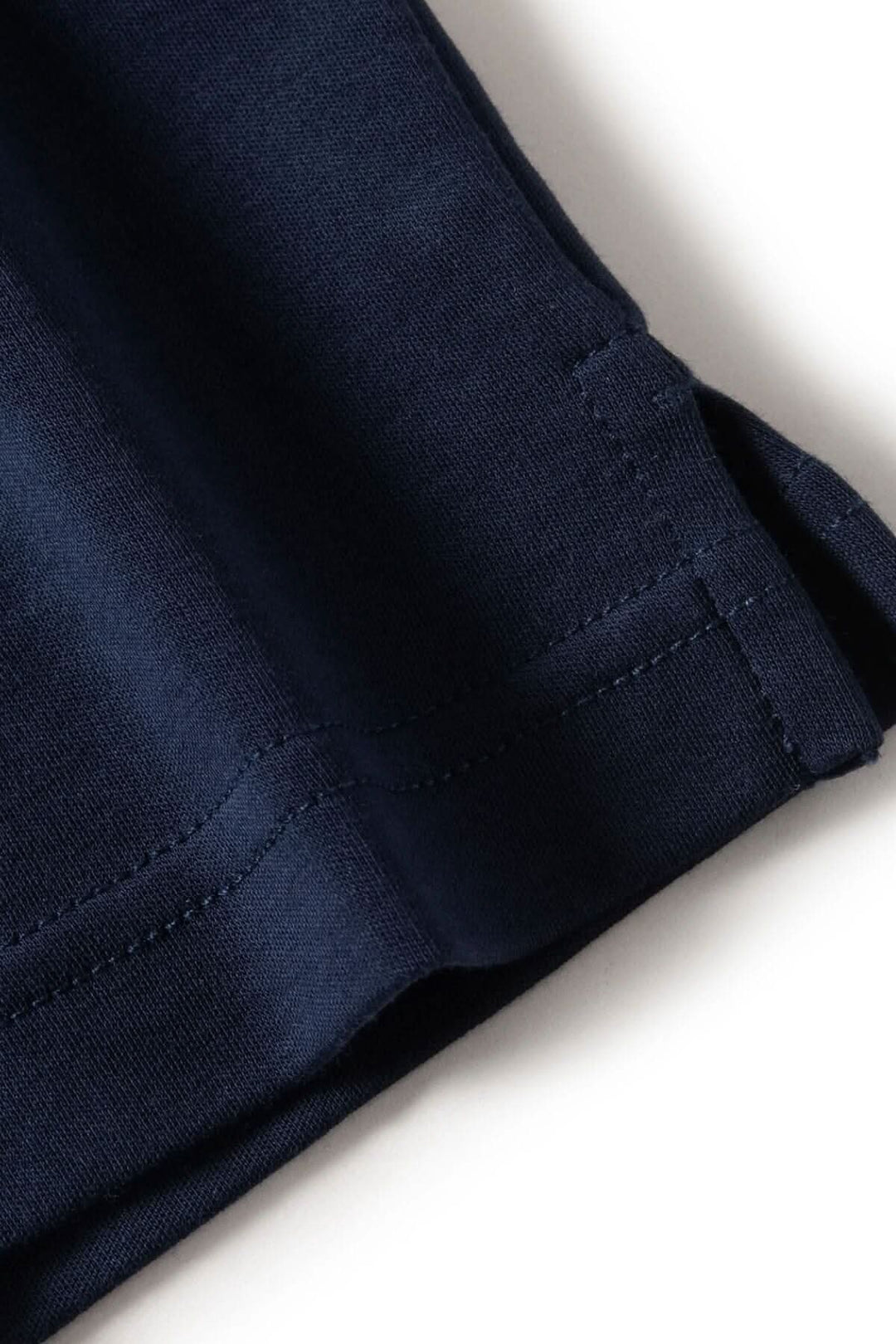 Détail du chandail manches longues Le Barakett en tissu Georgia, couleur marine, avec couture exquise.
