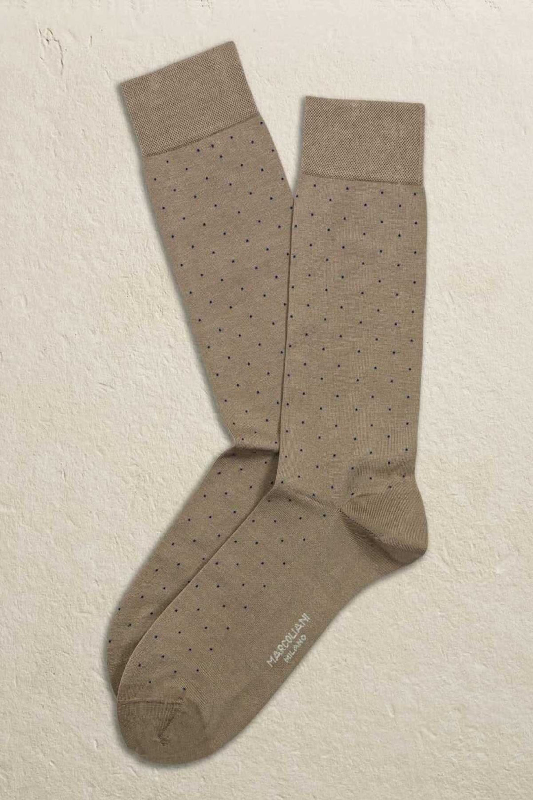 Chaussettes Marcoliani beige avec pois, fabriquées en Italie, alliant style moderne et confort.