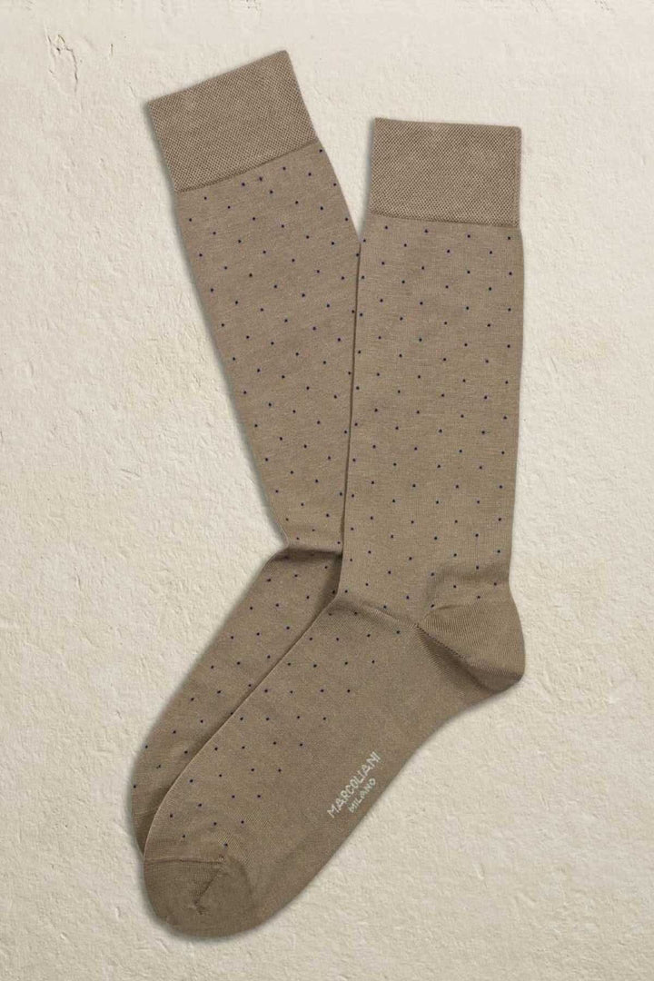 Chaussettes Marcoliani beige avec pois, fabriquées en Italie, alliant style moderne et confort.