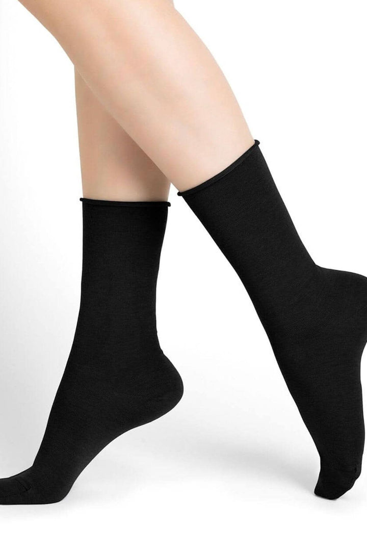 Chaussettes en laine mérinos noires, fines et confortables pour un maintien agréable et chaleur optimale.