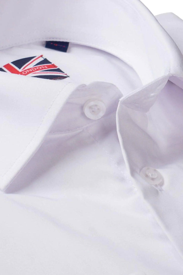 Chemise habillée blanche avec col évasé et boutons, parfaite pour une tenue décontractée ou formelle.