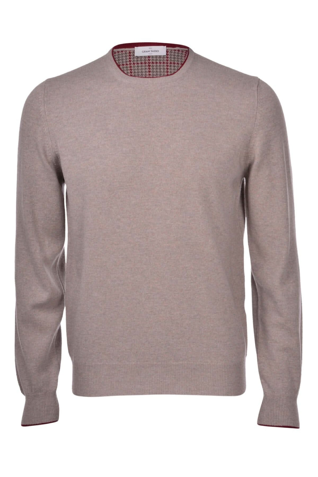 Pull en cachemire beige à col rond avec détails contrastants et patchs en tweed, style britannique élégant.
