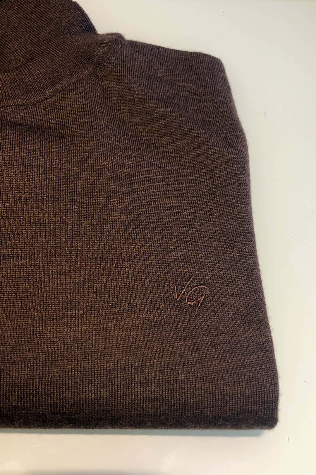 Col roulé en laine brun cacao de Van Gils, confortable avec logo discret, parfait pour l&