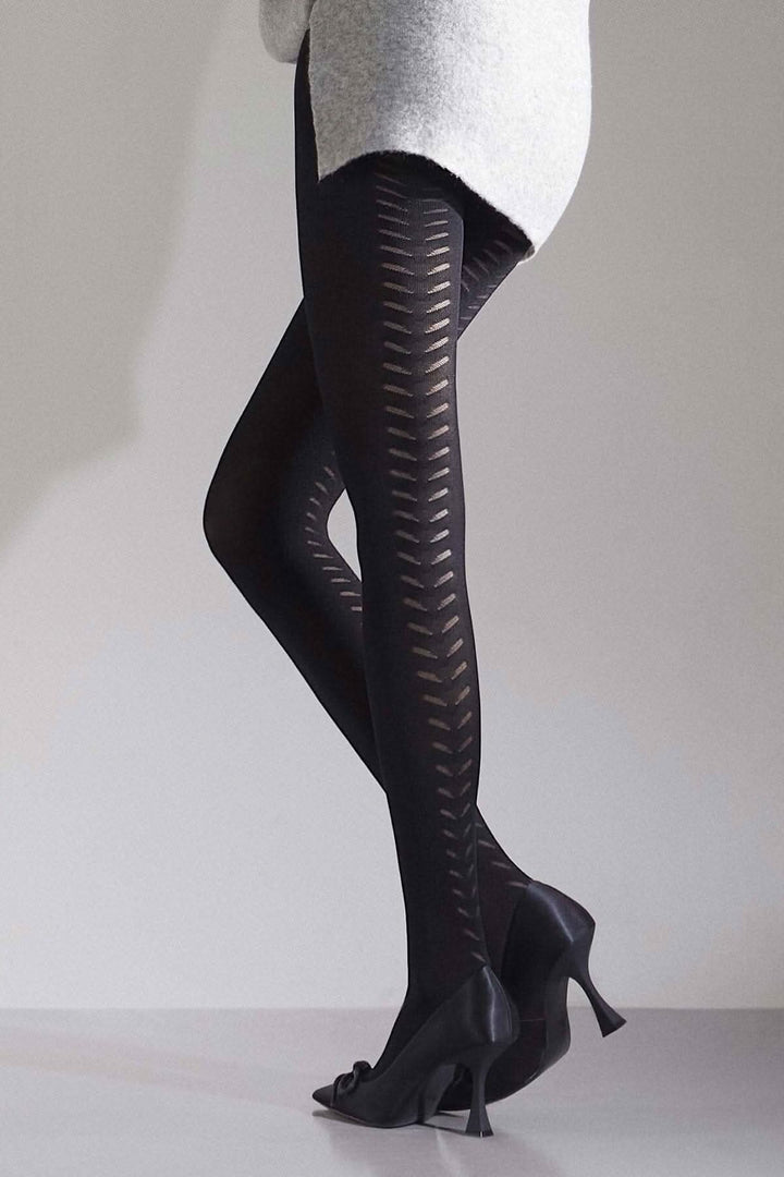 Collant opaque fantaisie avec motif géométrique en ligne sur jambe, porté avec un pull et des escarpins.