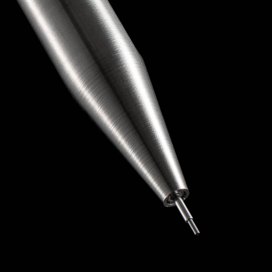Détail du crayon Modern Fuel en métal, sans plastique, avec finition impeccable et design unique.