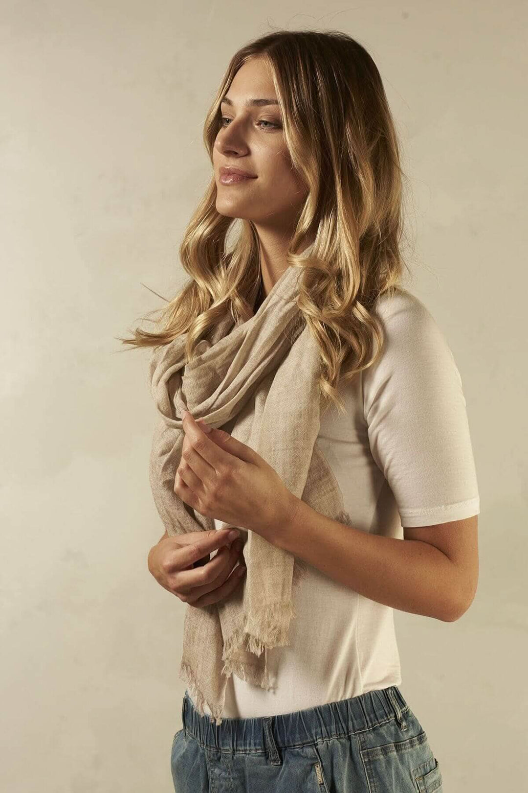 Foulard en laine léger drapé autour du cou, parfait pour les saisons froides et s&