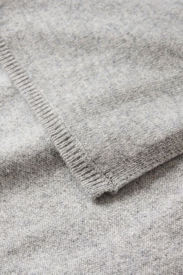 Foulard Torborg en mélange de laine, doux et confortable, couleur gris, parfait pour accompagner le chandail Tila.