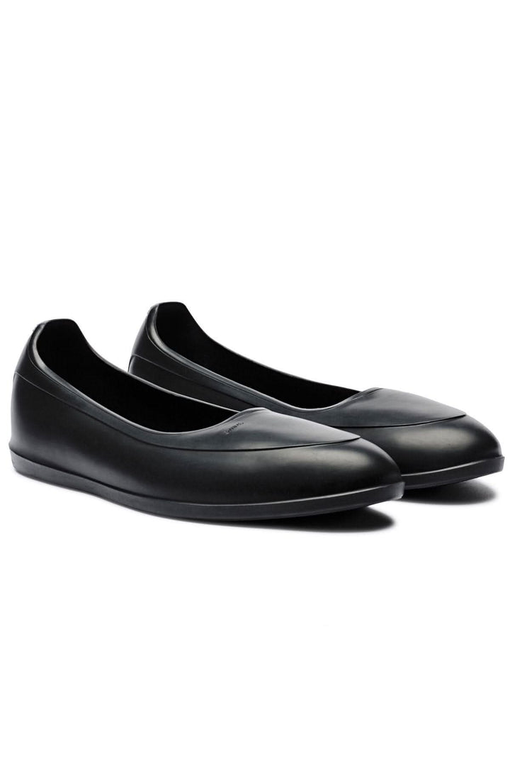 Galoches noires SWIMS, élégantes et pratiques, idéales pour protéger vos chaussures par temps pluvieux.
