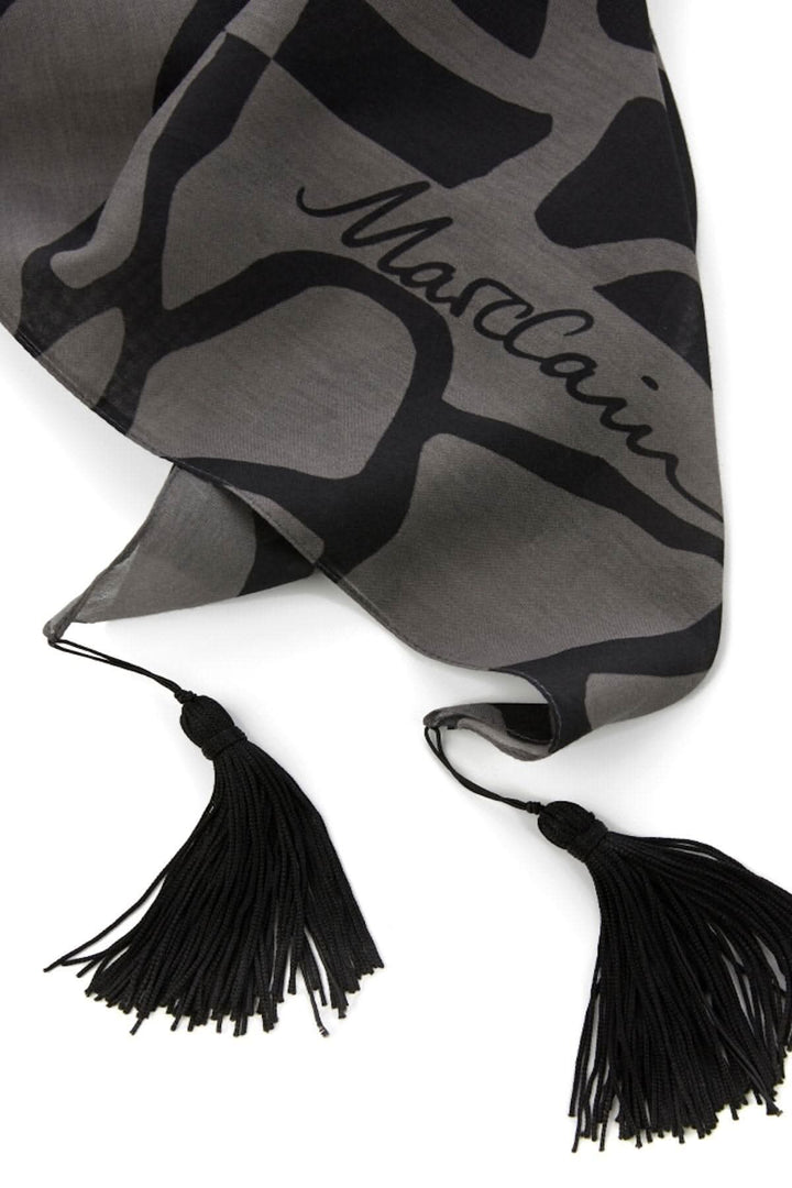 Foulard en coton et soie avec motif girafe et pampilles noires, couleur rhino, dimensions 130x130 cm
