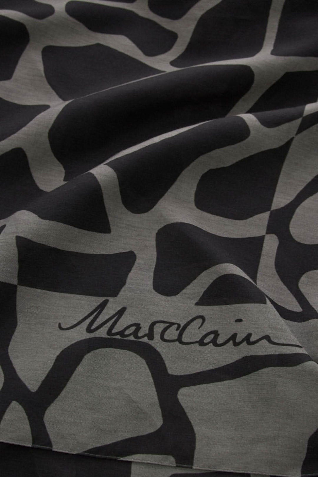 Foulard en coton et soie avec motif girafe, couleur rhino, logo Marc Cain, dimensions 130x130 cm.