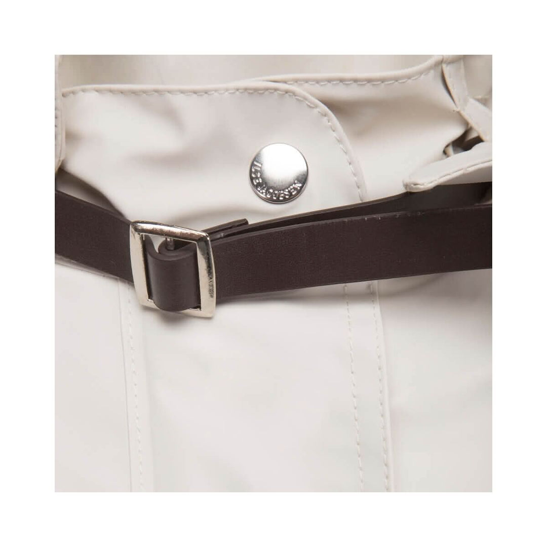 Détail de la sangle en cuir artificiel et bouton d&