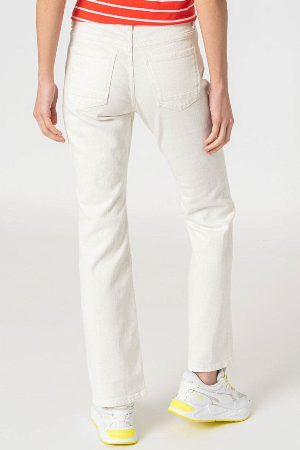 Jean bootcut blanc, vue arrière, style décontracté avec cinq poches et jambe ajustée.