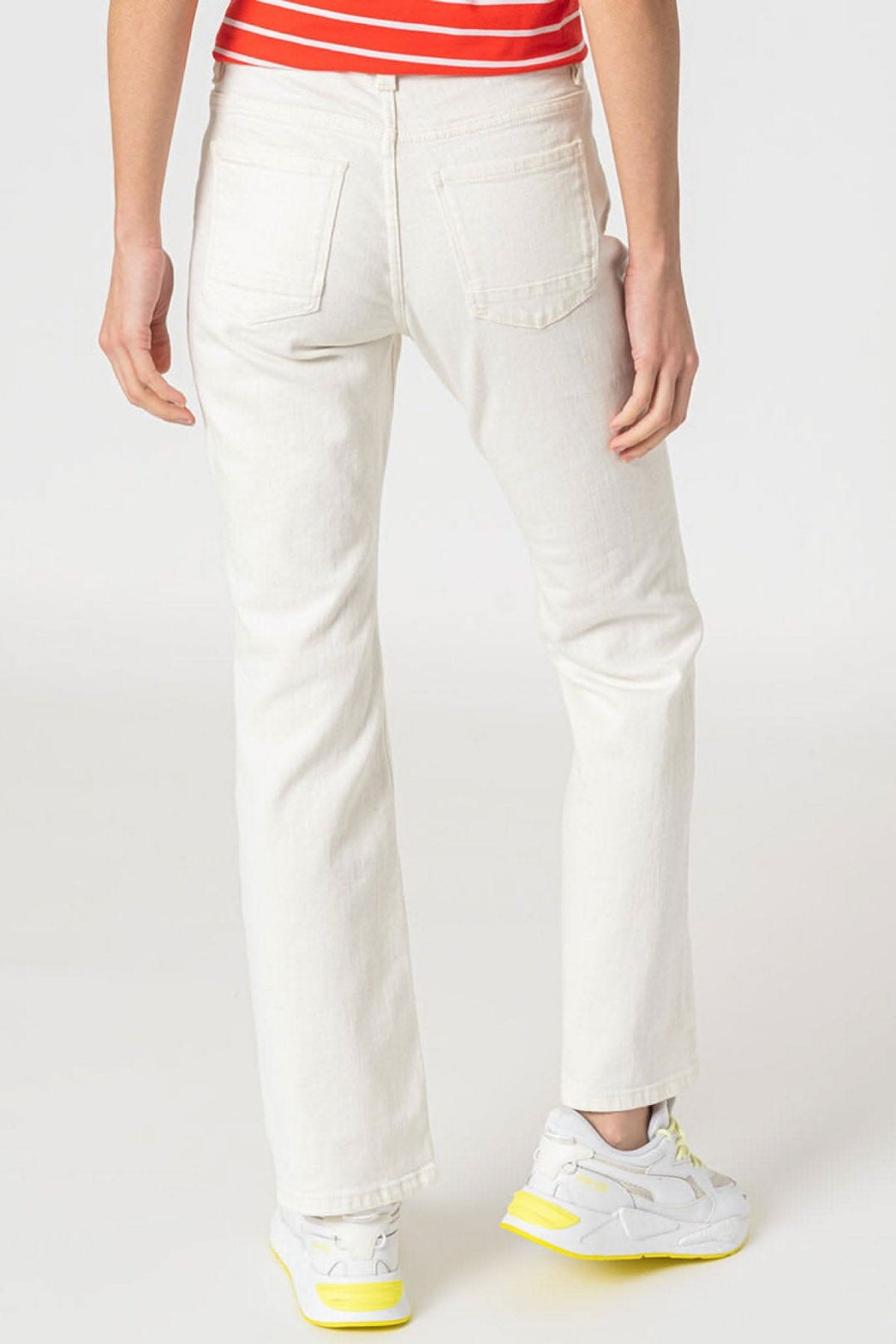 Jean bootcut blanc, vue arrière, style décontracté avec cinq poches et jambe ajustée.