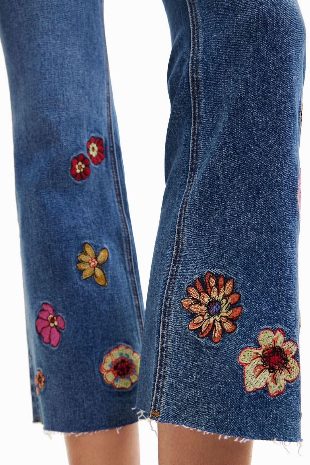 Jean court évasé avec broderie florale colorée sur l&