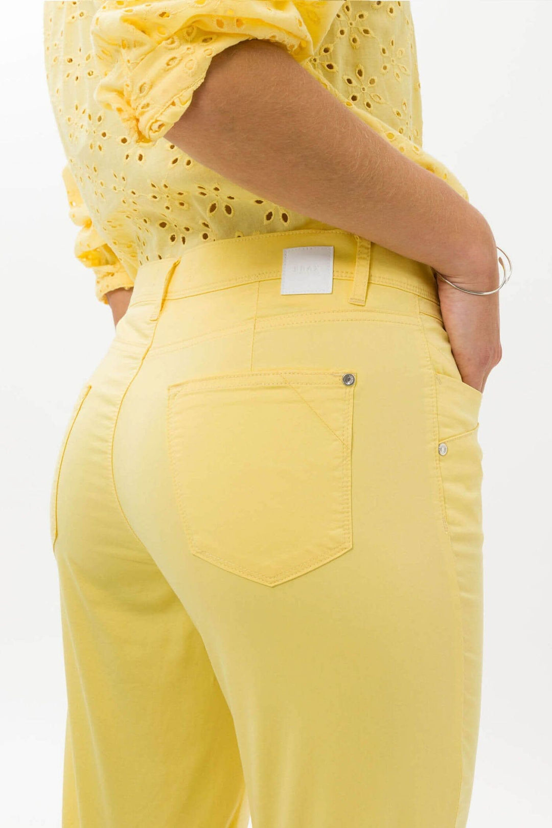 Pantalon jaune femme ultra léger Jean Mary S, coupe slim et poches élégantes.