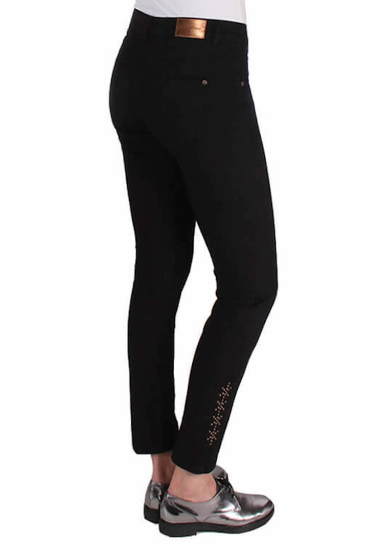 Jean noir ajusté avec studs en bronze, coupe skinny, poches avant et arrière, fermeture éclair avec bouton.