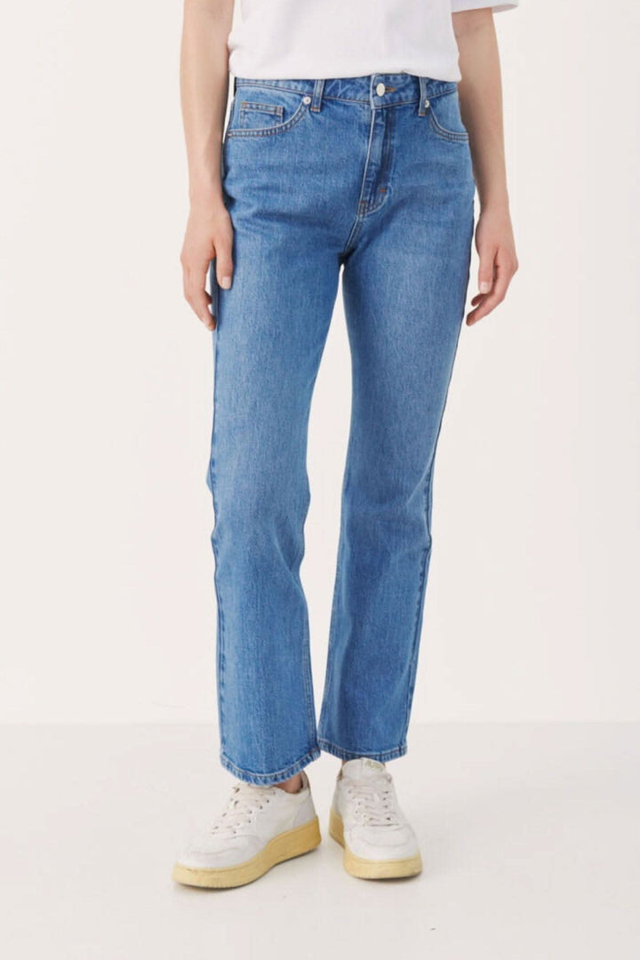 Jean Ryan 5 poches en denim bleu, coupe droite classique, taille haute pour un confort optimal.