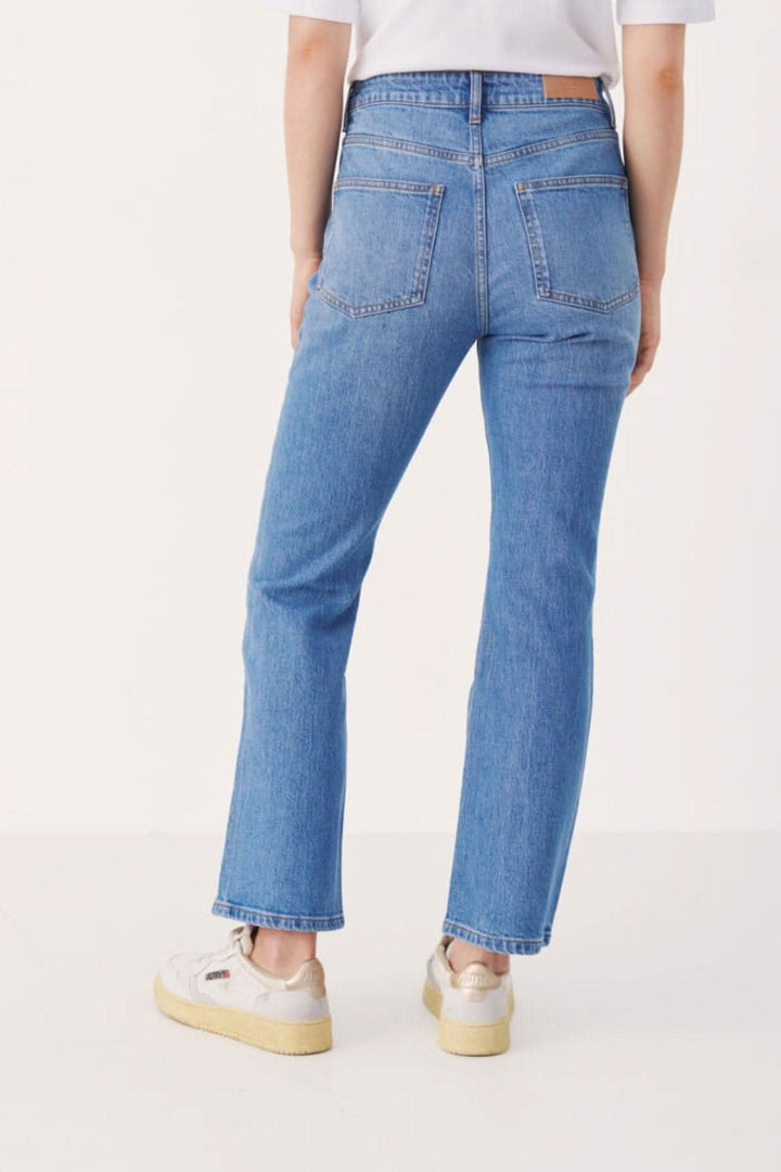 Jean Ryan modèle 5 poches, taille haute, jambe droite en denim structuré, confort décontracté.