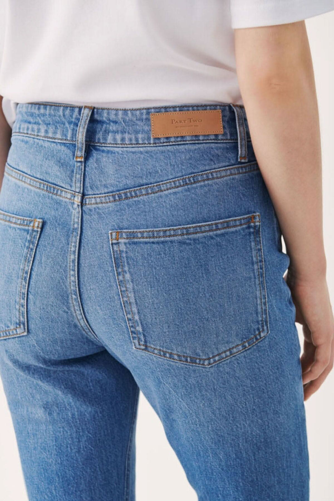 Jean Ryan en denim structuré, taille haute et coupe droite, vue arrière avec poches classiques.