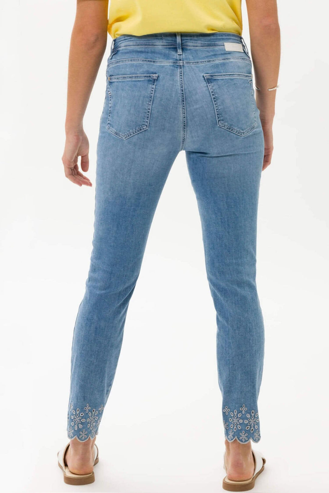Jean skinny femme SHAKIRA S, coupe ajustée, look moderne avec broderie sur le bas, arrière du pantalon, couleur bleu.