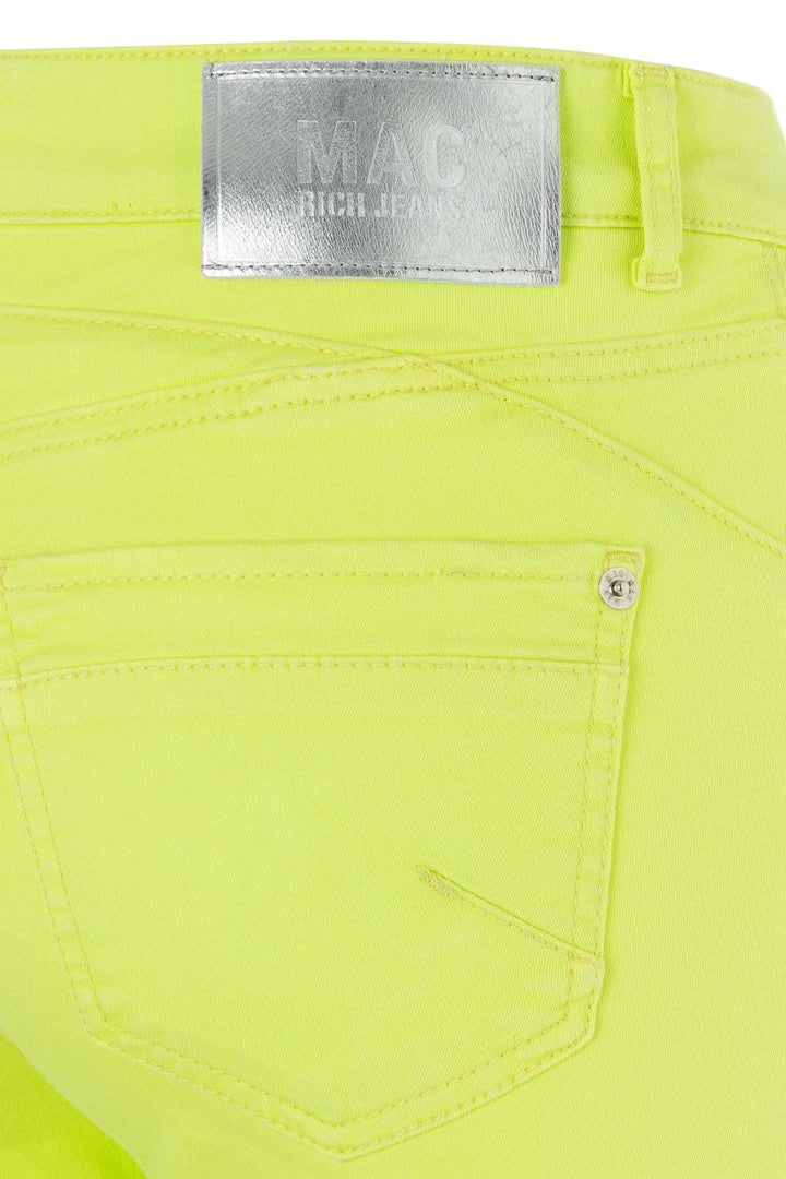 Détails du jean vert fluo riche slim chic, avec étiquette en métal et poche arrière.