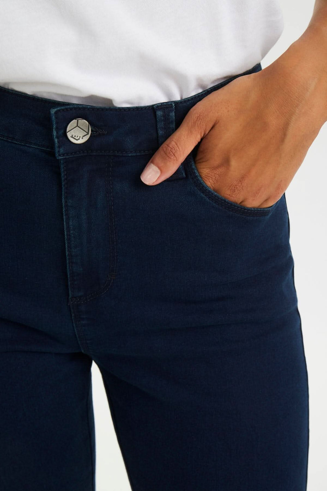 Jean Vicky en denim noir, coupe étroite avec poches, idéal pour une garde-robe classique.