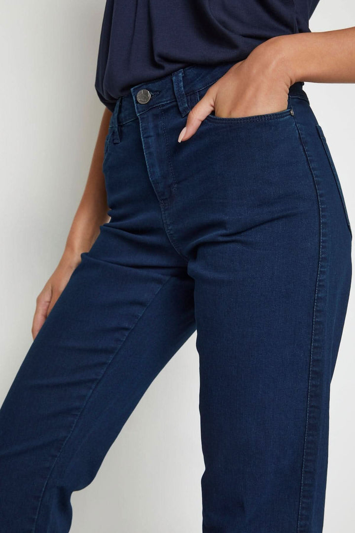 Jeans Vicky en bleu avec coupe régulière, cinq poches, fermeture éclair, portée par un mannequin.