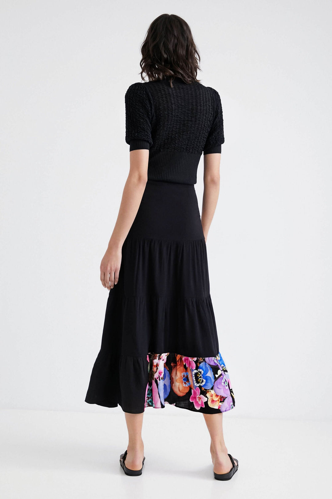 Jupe longue noire Christian Lacroix avec imprimé coloré, vue arrière, style bohème et éco-durable.