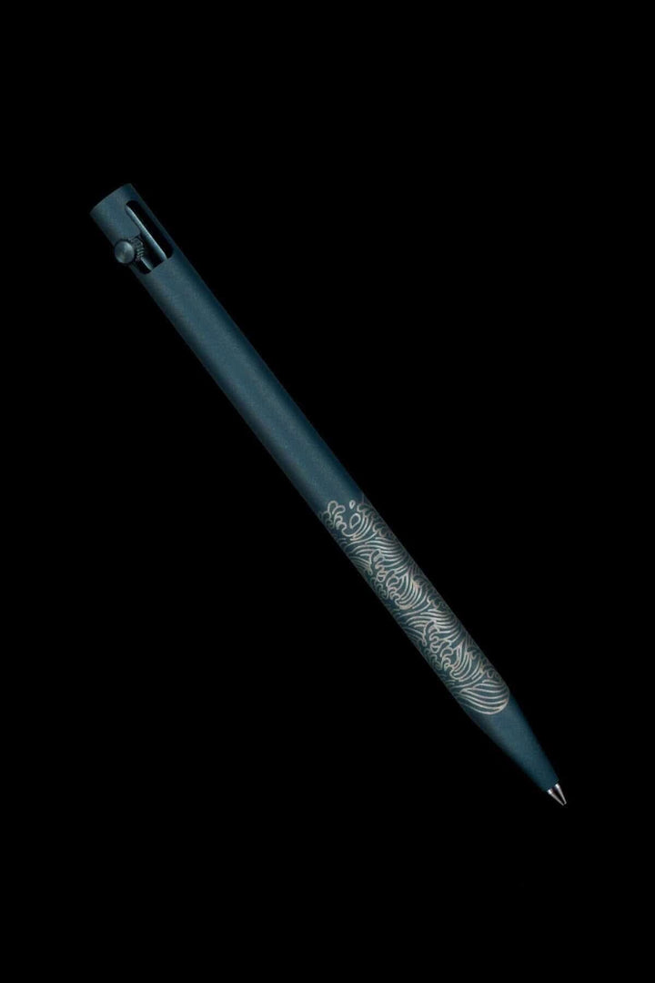 Stylo Modern Fuel en métal solide avec des légendes, design élégant sur fond noir.