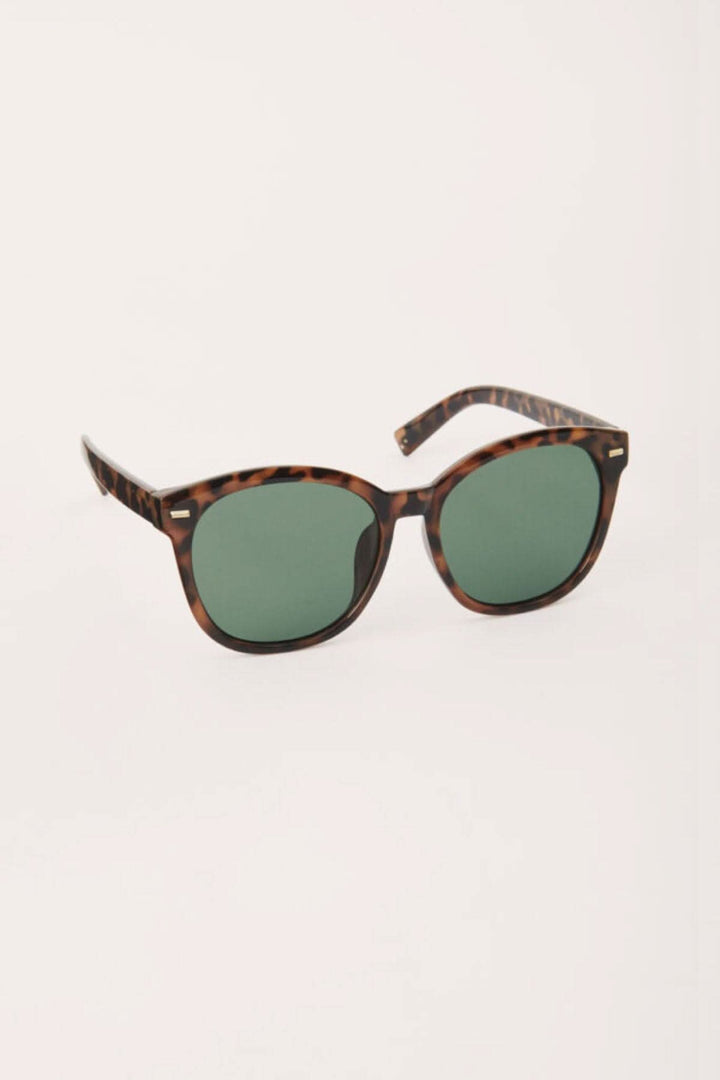 Lunette de soleil Narian en motif écaille, verre vert, modèle tendance et incontournable.