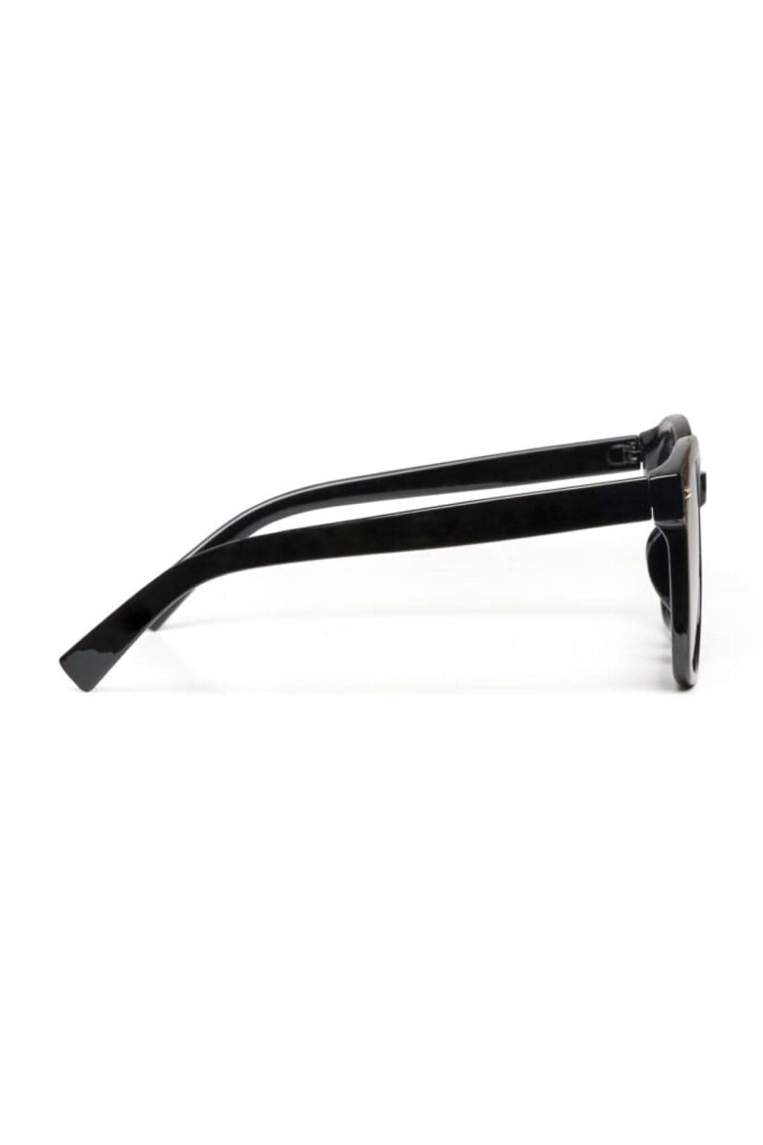 Lunette de soleil Narian, modèle élégant en polycarbonate avec une monture en alliage de zinc, vue de côté.