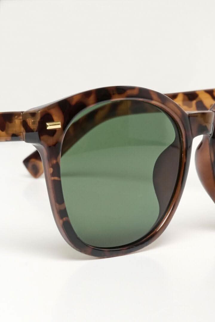 Lunette de soleil Narian au motif léopard avec verres verts, modèle tendance pour un style élégant.