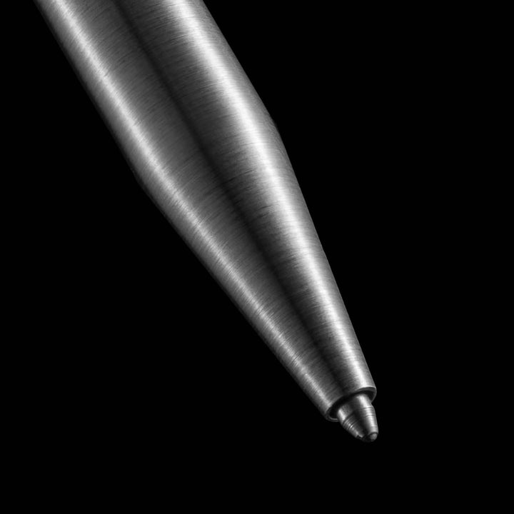 Stylo moderne Fuel en métal argenté avec un design élégant et épuré sur fond noir.